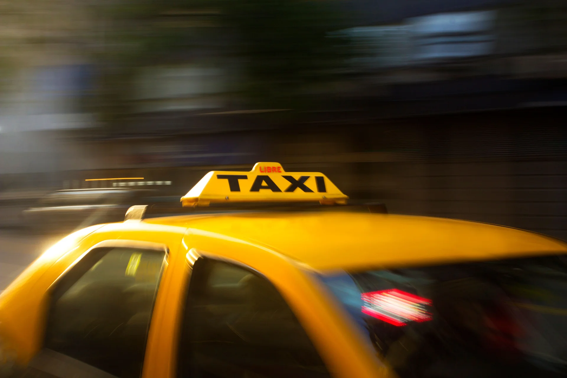 Gult taxitecken i nattbelysning