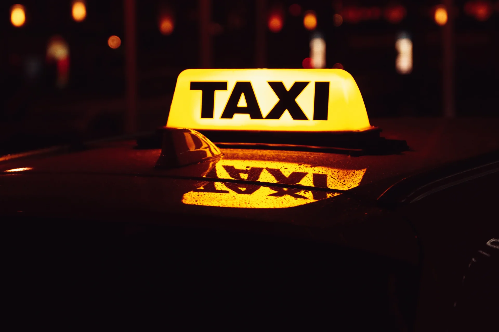 Gult taxitecken i nattbelysning
